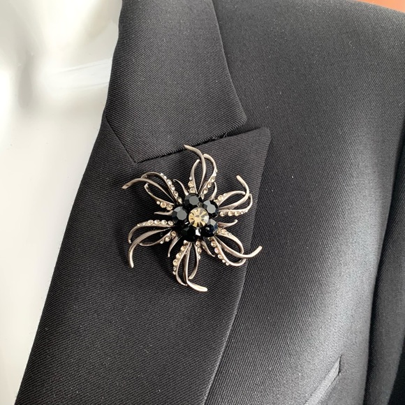 Vintage brooch pin back sparkling flower with shiny black beadings & rhinestones - Picture 1 of 12